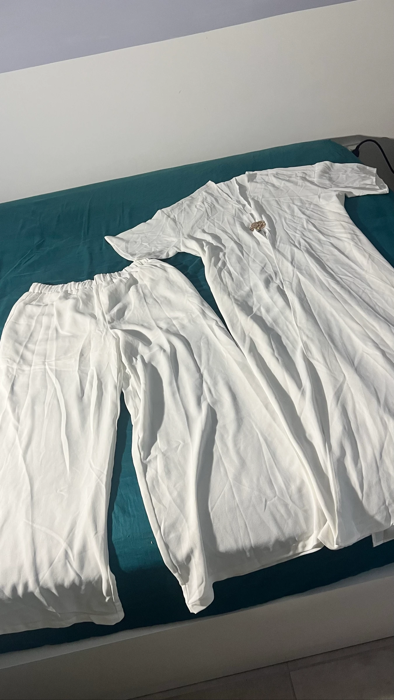 Ensemble élégant blanc en 2 pièces . – photo 2